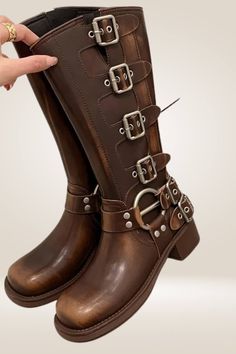 Leather Stitching Detail, Brown Buckle Boots, Equestrian Style Boots, Sweater With Jeans, Heels Comfortable, Knight Boots, Horse Rugs, Leather Stitching, Party Kleidung