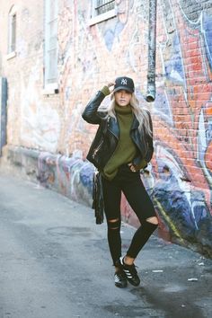 A pair of ripped skinny jeans is worn with a chunky knit, leather jacket, baseball cap and Adidas Superstar sneakers Cara Loren, Black Ripped Jeans, Leather Jacket Outfits, Blazer Outfit, Foto Poses, Outfit Trends, Sporty Chic, Fall Fashion Outfits