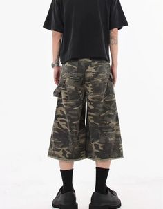 Camo Print Cargo Capri Shorts with Frayed Hem Techwear Fashion, Capri Shorts, Simple Tees, Camo Print, Twill Fabric, Army Green, Your Outfit, Camouflage, Casual Looks