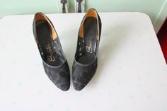 "Black peep toed heels size 6 US womens (6M) usually means: size 36 EURO size 3.5 UK love love love! 9.5\" tip to tip (taken inside shoe) 3\"ball 3\"heel amazing style good vintage condition- bottoms look great these are a DREAM! Thank YOU and please feel free to ask me any ?s:) Have a lovely day!! xoxo www.etsy.com/shop/retroandme" Fitted Closed Toe Kitten Heels For Party, Fitted Closed Toe Kitten Heels For Evening, Vintage Low Heel Party Heels, Vintage High Heels For Party, Black Peep Toe Heels, Inside Shoes, Mid Century Vintage, Peep Toe Heels, Womens Heels