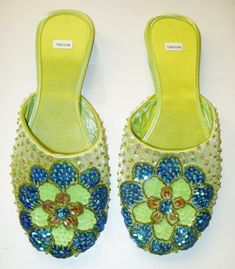 Beautiful and rich color design sequin satin beaded slippers, handmade. Beaded Slippers, Shifting Wardrobe, Making Shoes, Women Pants, Oversized Look, Wedding Outfits, Womens Slippers, Rich Color, Lime Green