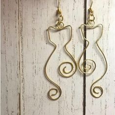 Great Gifts For You And Your Friends, Family Members, Significant Other, Or Coworkers!! Women & Girls One Of A Kind Earrings. A Pair Of 0.8. Gauge, Gold, Wire Wrapped, Cat Earrings. Dangly Style. Clean, Minimalist, Swirl Design. Kitty Cat Silhouettes. Approx. Measurements Seen Photographed. Stamped The Metal To “Work-Harden” The Wire So They Hold Shape. Used Wire Ear Hooks (Pre-Made), Slightly More Copper Then The Gold Cats. Hardly Noticeable, Unless You Really Look. Rubber Backs. All Brand New. Wire Cat Earrings, Chinese New Year Earrings, Cat Wire Art, Wire Wrapped Ornaments, Christmas Wire Jewelry, Wire Earring Ideas, Halloween Wire Wrapped Jewelry, Easy Wire Art, Wire Wrapped Jewelry Ideas