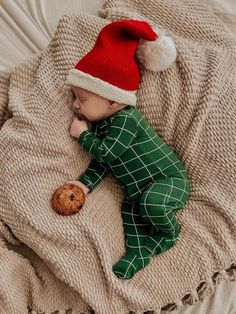 Santa Knit Hat, Red My First Holiday Pictures, Newborn Christmas Announcement, Baby Homemade Christmas Gifts, Kid Christmas Decorations, Newborn Christmas Shoot, Christmas Morning Decorations Kids, Babies First Christmas Crafts, 5 Month Old Christmas Gift, Dads First Christmas Gift From Baby