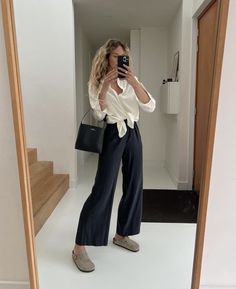 How To Wear Linen Pants, Linen Pants Outfit Ideas, White Linen Pants Outfit, Birkenstock Boston Outfit, Birks Outfit, Printed Linen Pants, Flat Shoes Outfit, Boston Outfits, Pants Outfit Ideas