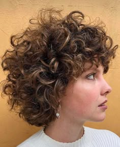 Round Curly Haircut, Curly Hair Trends, Curly Haircut, Wavy Haircuts, Colored Curly Hair, Short Curls