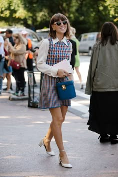 Denim Retro, Smart Casual Dress, Casual Attire For Women, New York Fashion Week Street Style, Mode Chanel, New Street Style, Vogue Uk, Smart Casual Outfit