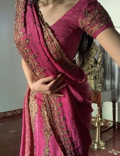 Saree Inspo Aesthetic, Blouse Designs Wedding, Photoshoot Saree, Saree Sabyasachi, Lehenga Silk, Saree South Indian, South Indian Wedding Saree, Sabyasachi Sarees, Saree Hairstyles