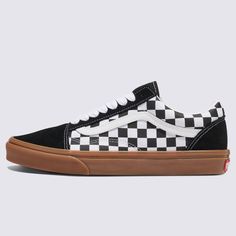 The Iconic Shoe that Brought our Sidestripe to Life: This is the Old SkoolThe Old Skool was our first footwear design to showcase the famous Vans Sidestripe—although back then, it was just a simple doodle drawn by founder Paul Van Doren. Since its debut in 1977, this low-top silhouette has established itself as an icon in the skate, music, and fashion scenes. Consistently the go-to shoe for creatives who do things their own way, the Old Skool blends heritage design with our iconic checkerboard p Vans Store, Back To School Shoes, Vans Checkerboard, Music And Fashion, Van Doren, Vans Logo, Footwear Design, Black Vans, Action Sports