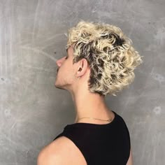 Bleached Tips Curly Hair Men, Mens Dyed Blonde Hair, Men With Blonde Highlights, Platinum Blonde Hair Men Curly, Men’s Dyed Blonde Hair, Bleach Curly Hair Men, Blond Dyed Hair Men, Blonde Highlights On Dark Men’s Hair, Blonde Highlights Curly Hair Men