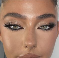 Winged Eye Look, Makeup For Caramel Hair, Bar Makeup Looks, Make Up Yeux Vert, Smokey Liner Eye Makeup, Saltburn Makeup, Snatched Makeup Looks, Aesthetic Glam Makeup, Makeup Trends 2024