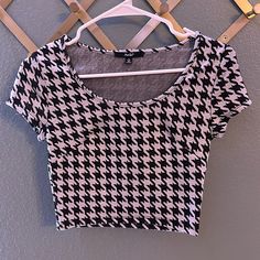 Nwot - Never Worn - No Stains Or Rips - Size Small - Not Stretchy; Form Fitted - Super Cute Design! Always Open To Reasonable Offers Design Crop Top, Beige Crop Tops, Halter Neck Crop Top, Corset Crop Top, White Houndstooth, Front Tie Top, Black White Fashion, Black And Gray, Black Crop Tops