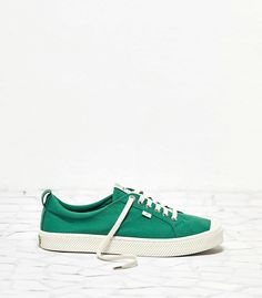 From the tropical Tijuca Forest to Jardim Botânico’s lush foliage, the color green is deeply embedded in Rio’s DNA. The OCA Low Green features a vibrant green, that encapsulates the spirit of Cariuma and the natural beauty of Rio’s mountains and forests. Sneaker For Women, Canvas Sneakers Men, Canvas Sneakers Womens, Shoes Too Big, Toes Designs, Green Sneakers, Sneaker Men, Shoe Closet, Elevate Your Look