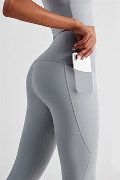 Abbiamo creato questi leggings da palestra con tasche per le donne sempre in movimento. Se stai correndo e hai bisogno di riporre il telefono, o mentre stai facendo una commissione e vuoi riporre le chiavi, questi leggings sono dotati di tasche su ciascuna gamba per riporre tutto. Ottime caratteristiche di recupero ed elasticità che ti offrono una buona vestibilità, la massima flessibilità e ti permettono di correre in libertà! Perfetto per yoga, esercizi in palestra, fitness, corsa, qualsiasi t Tie Waist Shirt, Mock Neck Mini Dress, Elegant Outfit Classy, Gym Apparel, Nylon Leggings, Long Tunic Tops, Yoga Pants With Pockets, Legging Sport, Athletic Gear