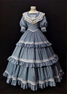 Victorian Era Dresses Simple, Old Timey Dresses, Victorian Era Dresses, Gaun Abad Pertengahan, Chique Outfits, Fashion Drawing Dresses, Old Dresses