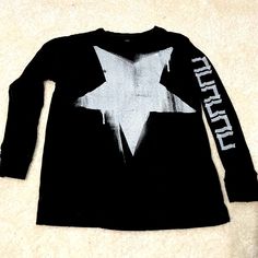 Nununu (Sz 6/7) Falling Star Shirt - Long Sleeve In Black & White New Without Tags - Never Worn , Washed Before Putting In Drawer -Crewneck -Cuffed Long Sleeves, -Graphic Print At Front -Graphic Print Nununu Written Down Left Sleeve -Logo Tag Stitched On Lower Left Side Of Shirt - 100% Cotton - Machine Washable -Approx 20.75’ Inches Long From Top Back Center Of Collar To Bottom Hemline From Nonsmoking Environment Long Sleeve Star Print Tops For Streetwear, Long Sleeve Tops With Star Print For Streetwear, Black Star Print Top For Winter, Clothing Wishlist, Falling Star, Falling Stars, Logo Tag, Swaggy Outfits, Ethereal Art