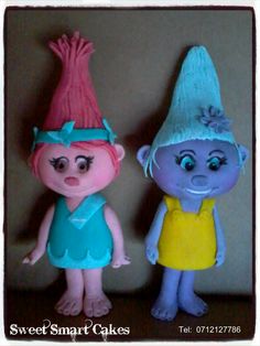 there are two small toy figures that look like they are wearing different colored outfits and hats