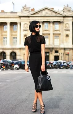 #style Kort Bob, Fab Frocks, Parisienne Chic, Woman In Black, Wearing Sunglasses, Elegante Casual, Casual Styles, Parisian Chic, 가을 패션