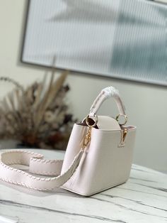 Creamy white with light pink webbing style This Capucines BB handbag focuses on exquisite craftsmanship Taurillon leather bag body and handle and shoulder strap color details reflect contrast Metal texture leather wrapped V letter Capucines series flap can be external or adduction. 

Size:27*18*9cm White Leather Satchel For Everyday Luxury, High-end White Satchel For Shopping, High-end White Top Handle Bag, High-end White Satchel With Detachable Strap, High-end White Bags With Detachable Handle, High-end White Bag With Top Carry Handle, Everyday White Satchel With Round Handle, Luxury White Bags With Handle Drop, White Luxury Everyday Bag With Handles