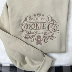 North Pole Cookie Co Embroidered Sweatshirt. A custom year personalization option is available; if left empty year will be randomly generated.  Hello there! Please message me if you have any additional questions or want to change thread colors. We are a family-run Etsy page; my husband and I make all orders from home. You can also send us a message if you would like a custom sweatshirt/t-shirt with whatever words and images, and we will see if we can accommodate your order! HOW TO ORDER - Please Winter Crew T-shirt With Custom Embroidery, Stile Blair Waldorf, Adrette Outfits, Fest Outfits, Embroidered Crewneck, Gildan Sweatshirts, Outfit Trends, Embroidered Clothes, Thanksgiving Outfit