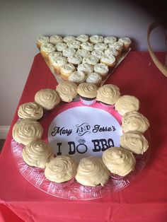 cupcakes are arranged in the shape of a wreath on top of a table