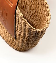 El bolso tote tejido Lucca es un bolso moderno y funcional, perfecto para cualquier ocasión. Fabricado en rafia natural, es ligero y espacioso. Su diseño elegante y su color neutro lo convierten en un complemento perfecto para cualquier atuendo. Italy Gift, Woven Tote Bag, Comfortable Sneakers, Lucca, Neutral Color, Flat Sneakers, Espadrilles Wedges, Nappa Leather, Neutral Colors