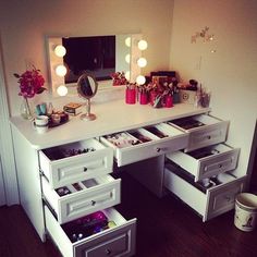 Vanity Rangement Makeup, Diy Vanity Mirror, Dressing Table Ideas, Makeup Table Vanity, Diy Vanity, Vanity Design, Vanity Room, Makeup Rooms