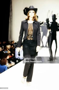 A model walks in the Cheap and Chic by Moschino Spring 1997 Ready to... Nachrichtenfoto - Getty Images