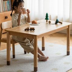 The table legs in the shape of matchsticks are made of oak and black walnut in contrasting colors, Multi-purpose table, children's table "paradise" where children learn, do handicrafts, play games, eat... use it everywhere in life! Reading and learning Study Desk Modern, Room Desks, Set Room, School Tables, Kids Study Table, Girl Desk, Childrens Desk, Student Home, Good Wood