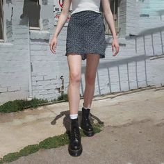 Non-stretch Mini Skirt Casual, Grunge Mini Bottoms For Fall, Grunge Mini Length Bottoms For Fall, Fall Grunge Mini Bottoms, Trendy Summer Mini Skirt Hip-length, Trendy Hip-length Mini Skirt For Summer, Casual Hip-length Lined Skirt, Casual Lined Hip-length Skirt, Y2k Mini Skirt For Day Out