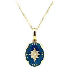 Victor Mayer oval locket pendant necklace 18k yellow gold, Victoria Collection, peacock blue vitreous enamel, 9 diamonds, total 0.07 ct, G VS, brilliant cut, measurements app. 20.0 mm x 15.0 mm About the creator Victor Mayer Victor Mayer is internationally renowned for elegant timeless designs and unrivalled expertise in historic craftsmanship. Lovers of the extraordinary appreciate the beauty of Victor Mayer's designs, which use extremely rare techniques such as genuine enamel or elaborate engravings. Since 1890, the company has stood for the finest jewellery Hand Made in Germany. It is an open secret that the most renowned brands, such as Fabergé, entrust the company with the production of their most exquisite collections. Reference: V1755/PE/00/00/102_V1712/00/00/00/10245 Brand: VICTOR Luxury Heirloom Oval Pendant Necklaces, Heirloom Necklace, Vitreous Enamel, Oval Locket, Anchor Chain, Locket Pendant Necklace, Luminous Colours, Peacock Blue, Wave Pattern