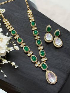 Emerald Kundan Necklace set featuring brilliant green Polki and lustrous Kundan stones, this exquisite necklace is a masterpiece of jewelry craftsmanship. Its timeless design blends traditional charm with contemporary elegance, making it a perfect choice for special occasions. The set includes a matching necklace and earrings, exuding a regal aura that's perfect for weddings, parties, and cultural celebrations. Elevate your style with this stunning Pakistani necklace that captures the essence of Luxury Kundan Emerald Necklace, Luxury Green Kundan Pendant Necklace, Diamond Pendant Sets, Polki Necklace, Indian Necklace, Kundan Necklaces, Kundan Jewellery, Matching Necklaces, Pendant Set