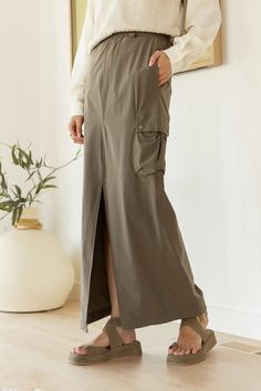 olive maxi skirt Chic Business Outfits, 2023 Trends, Cargo Skirt, Outfits Dresses, Jeans Tops, Business Outfits, Waist Length, The School, School Year