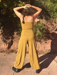 Pants with wide elastic waist, you can put on as a jumpsuit or lower the waist until it is like a skirt, wide leg pants whipped with a fist at the ankle. Cotton fabric Canale