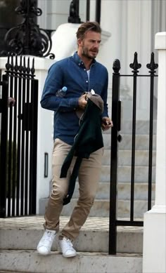 David Beckham Outfit, David Beckham Style, Romeo Beckham, Beckham Family, Men's Denim Style, Herren Style, Beckham Style, Fitness Magazine