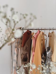 Spring Flat Lay Photography, Photoshoot Ideas Boutique, Boutique Picture Ideas, Boutique Flat Lays, Second Hand Boutique, Online Thrift Store Aesthetic, Thrift Photoshoot Ideas, Clothing Store Photoshoot Ideas