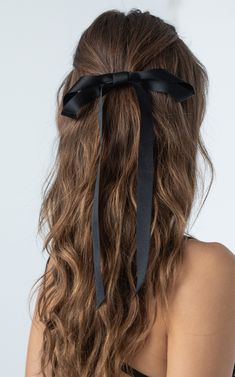 Un nœud en satin, à glisser délicatement dans ses cheveux, notamment pour le réveillon du Nouvel An.  C'est l'accessoire parfait à (s')offrir ou à porter pour les fêtes de fin d'année. Black Ribbon In Hair, Black Ribbon Hairstyles, Hair With Black Bow, Black Bow Hairstyles, Black Bow In Hair, Word Costumes, Black Hair Ribbon, Black Bow Hair, Bow Hairstyles