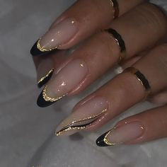 Almond Gel Nails Black, Black White And Gold Almond Nails, Prom Nails Black Almond, Almond Nails Fancy Designs, Good Wedding Nails, Anniversary Nails Designs, Almond Party Nails, Nail Inspo For Gold Dress, Black With Gold French Tip Nails