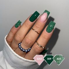 Nail Ideas Christmas Green, Hunter Green Nails Christmas, Nail Ideas With Green, Square Green Christmas Nails, Green Nails New Year, Prom Nails That Go With Green Dress, Green And Red Glitter Nails, Nail Art St Patricks Day Design, Classy Green Christmas Nails