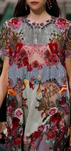 Valentino SS 2018 Detail Couture, Couture Details, Chanel Vintage, Floral Fashion, Mode Inspiration, Fashion Details, Beaded Embroidery, Couture Fashion