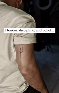 a man with a tattoo on his arm that says, honour, discipline and befif