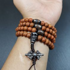 ❤This bodhi beads mala is made by Tibetan craftsmen and come from Hepo Town, Baiyu County, the birthplace of the famous Tibetan handicrafts,about 30 years old, hold and blessed by a lama in Baiyu Monastery.It is composed of 108 bodhi seed beads, and is equipped with 3 cold iron dzi beads, cold iron bead counters are installed on both sides, 1 mani jewel bead clip,and finally consists a skull guru bead and vajra on the end, very elegant.❤Details1. Handmade 108 bodhi beads approximately 8-9mm,mala