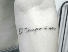 a person with a tattoo on their arm that reads o tempo e seu