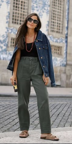 Olive Green Pants Outfit, Classy Fashion Style, Green Pants Outfit, Look Boho Chic, Olive Pants, Luxury Photography, Olive Green Pants, Classy Fashion