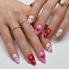 21 Trendy Simple Flower Nails 12 Flower Nails Ideas, Simple Flower Nails, Flower Nail Art Designs, Flower Nail Design, Horror Nails, Stunning Nail Designs, Cute Nail Art Designs