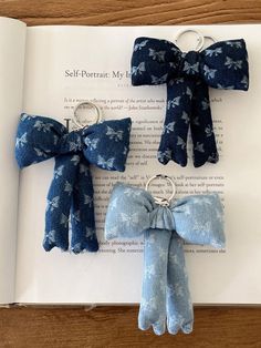 Sallie Hand Sewn Gifts, Key Chains Ideas, Keyring Making, Girly Crafts, Denim Bows, Bow Charm, Cute Sewing Projects, Y2k Design, Denim Decor