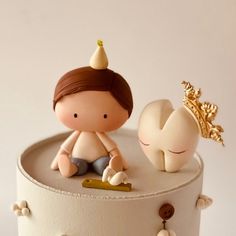 there is a cake that has a little boy on the top and a small girl on the bottom