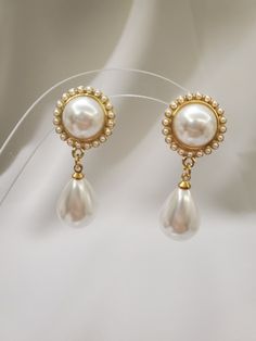 Pearl clip-on earrings, gold plated. For more clips please visit my store. https://www.etsy.com/ca/shop/Giftmotion If you have any questions, feel free to contact me. *Please take it off when bathing or swimming. *Please store the jewelry separately to avoid scratch. *Please wipe the jewelry with wipes to bring back the shine. *Please keep away from chemicals, sweat, bath, and crash to avoid any damage. Worldwide shipping. Pearl Clip On Earrings, Golden Pearl Earrings, Gold Clip On Earrings, Clip Earrings, Minimalist Accessories Jewellery, Bride Earrings Pearl, Vintage Gold Earrings