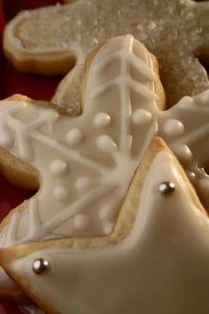 some cookies are decorated with white icing and snowflakes