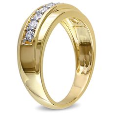 an 18k yellow gold men's wedding ring set with three round brilliant diamonds