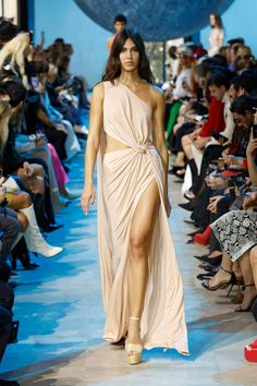 Elie Saab Ready To Wear, Nice Long Dresses, Runway Ready To Wear, Paris Fashion Week Runway, Fashion Show Runway, Runway Model, Ready To Wear Fashion